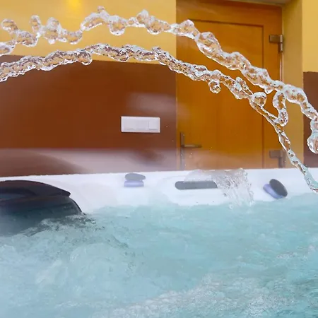 Beelvita - Private Pool& Jacuzzi Bielovce
