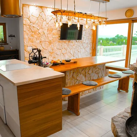 Beelvita - Private Pool& Jacuzzi * Bielovce
