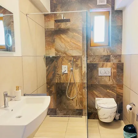 Beelvita - Private Pool& Jacuzzi Bielovce